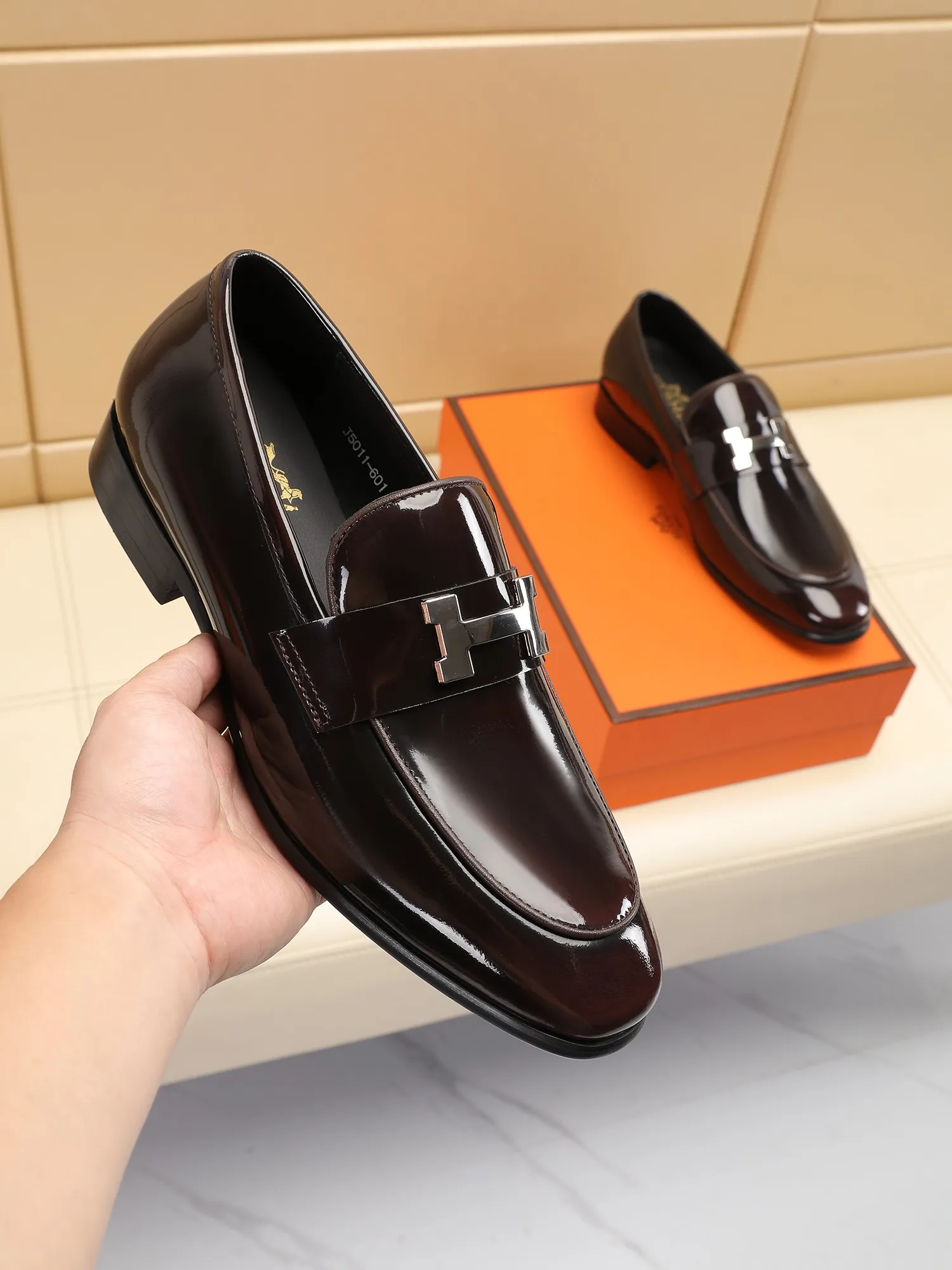 Factory price 460💶[HERMES] (cowhide lining)🍀Italian top luxury🍀He does not pursue novel styles and gorgeous colors, but attracts the favor of successful men with his flawless, elegant and classic style! This very, very comfortable, simple and stable style makes it easy to match any style! The pattern is absolutely 1:1 refined from the original case, and we strive for excellence in materials, imported cowhide + cowhide lining💪💪💪extraordinary texture👍! .Code number: 39 to 44 (38.4546 customized)